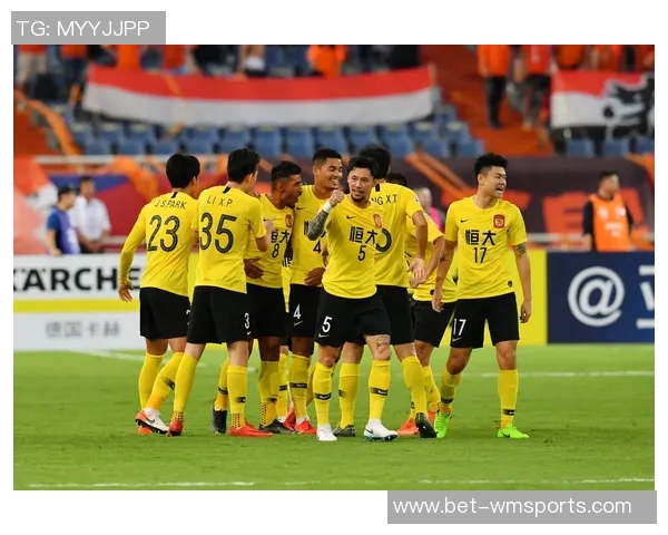 鲁能与恒大激战21轮争夺榜首荣耀双方球员全力以赴展现足球魅力